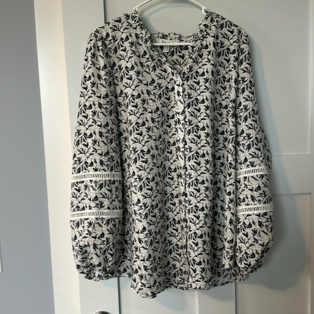 Haver + Blair top button down light tan white background black flowers size 3X